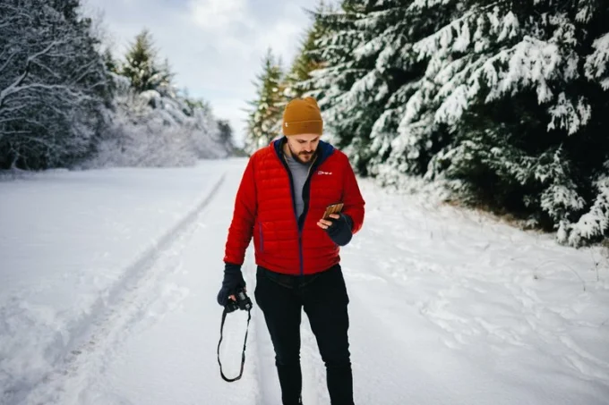 Использование смартфона зимой / Unsplash