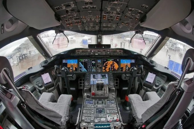 Планшеты EFB, установленные в кабине Boeing 787 по левому и правому бортам от кресел пилотов / Wikimedia, Alex Beltyukov, CC BY-SA 3.0