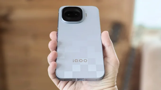 Смартфон iQOO 15R