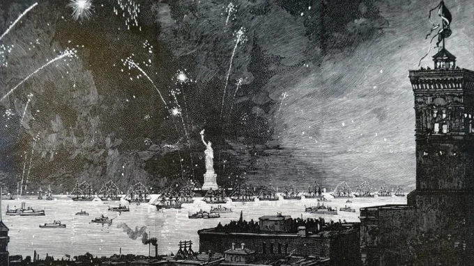 Рисунок, на котором изображено яркое открытие Статуи Свободы со стороны воды, где виднеются лодки и фейерверк