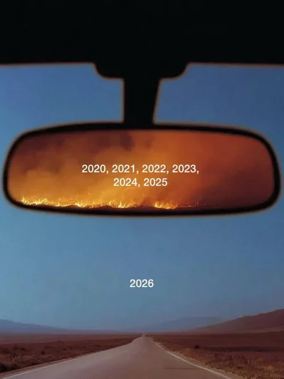 В зеркале заднего вида пламя и надпись «2020, 2021, 2022, 2023, 2024, 2025». Перед машиной длинная пустая дорога, синее небо и надпись «2026»
