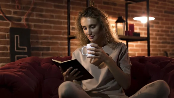 Вместо скроллинга лучше почитать вечером книгу.
